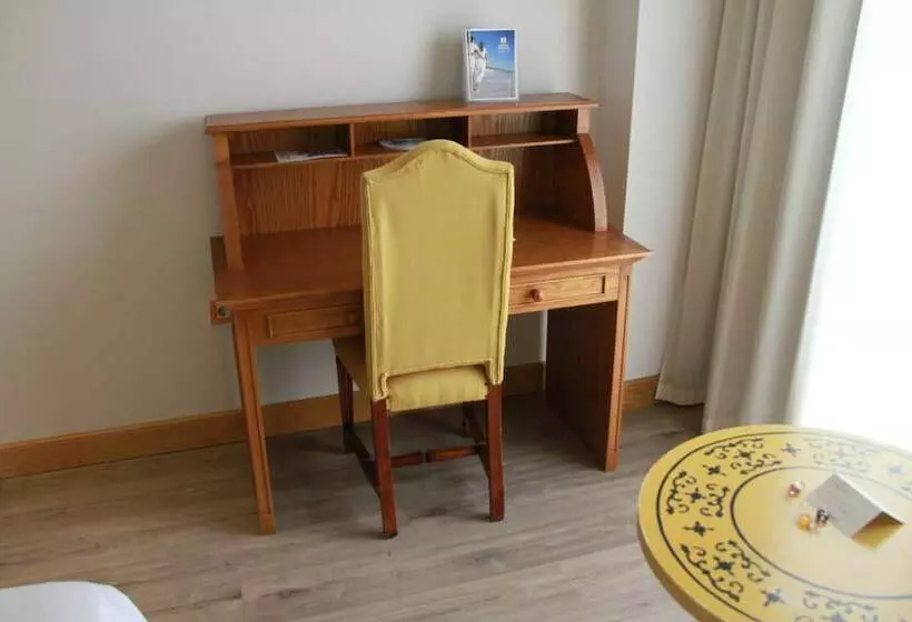 اتاق استاندارد با چشم‌انداز دریاچه, Alicante Golf