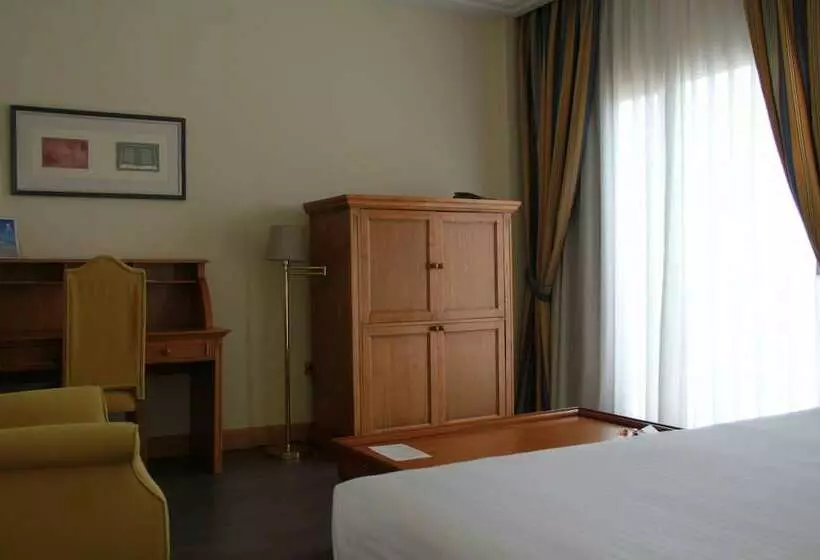 اتاق استاندارد با چشم‌انداز دریاچه, Alicante Golf