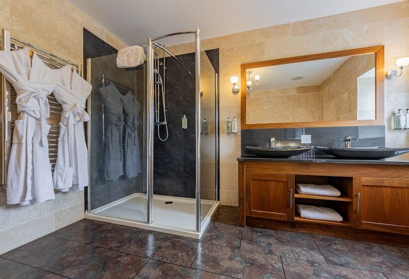 جناح ديلوكس, Crossways