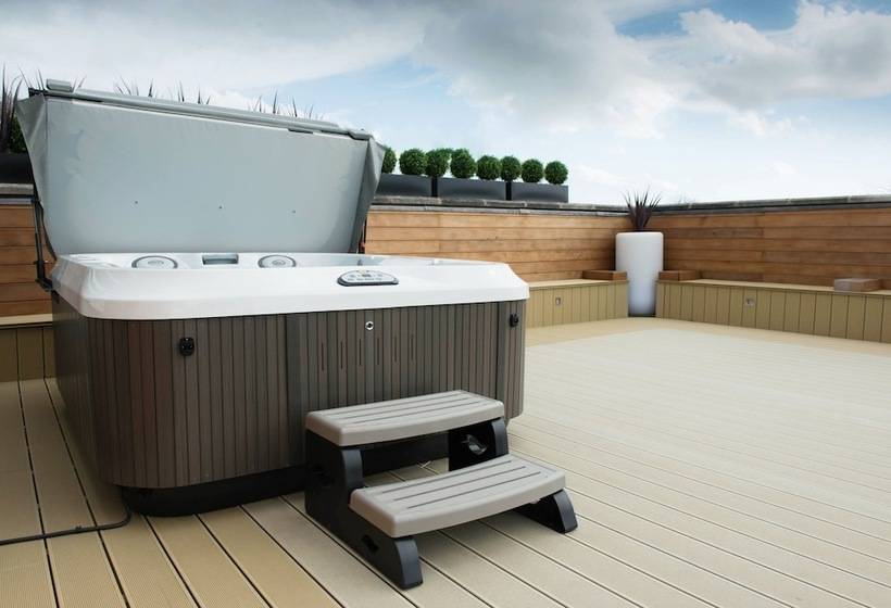 جناح ديلوكس, Crossways