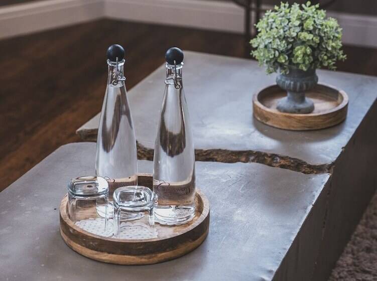 جناح ديلوكس, Crossways