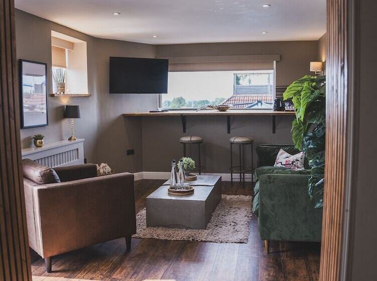 جناح ديلوكس, Crossways