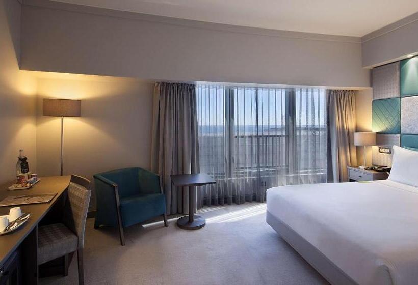 Deluxe room with river view, Tivoli Oriente Lisboa