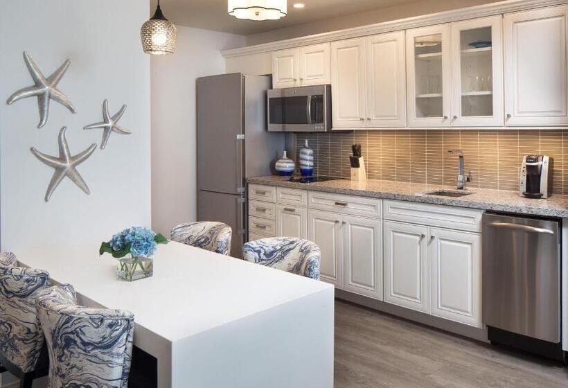 جناح, Treasure Island Beach Resort