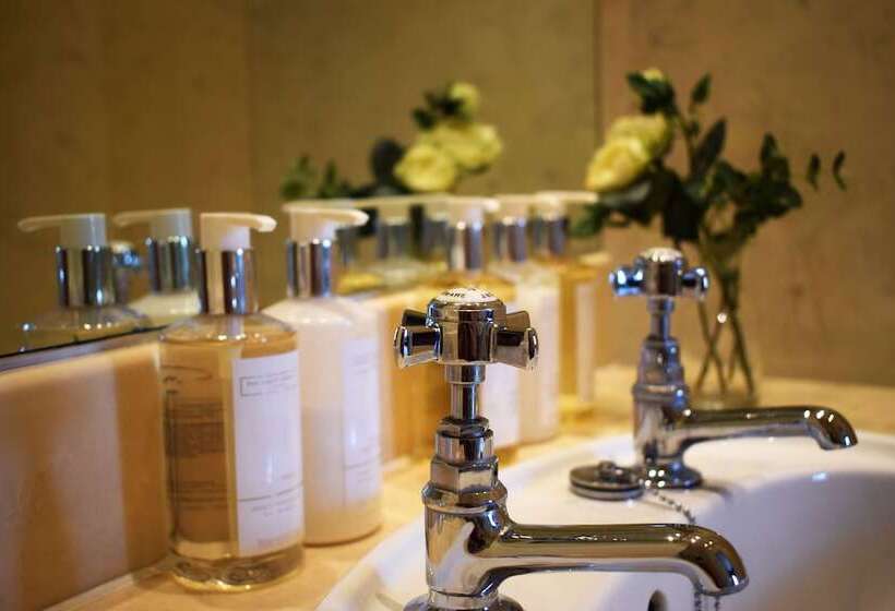 标准三人间, The Windsor Town House