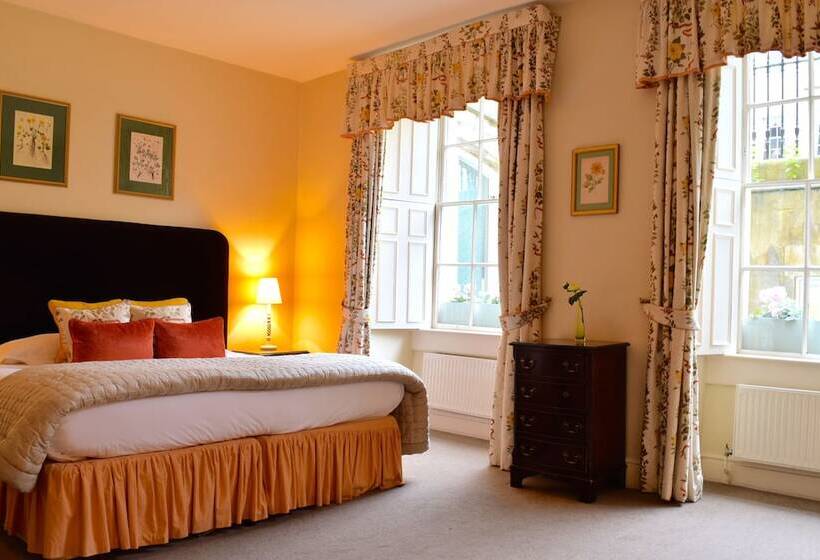 标准三人间, The Windsor Town House