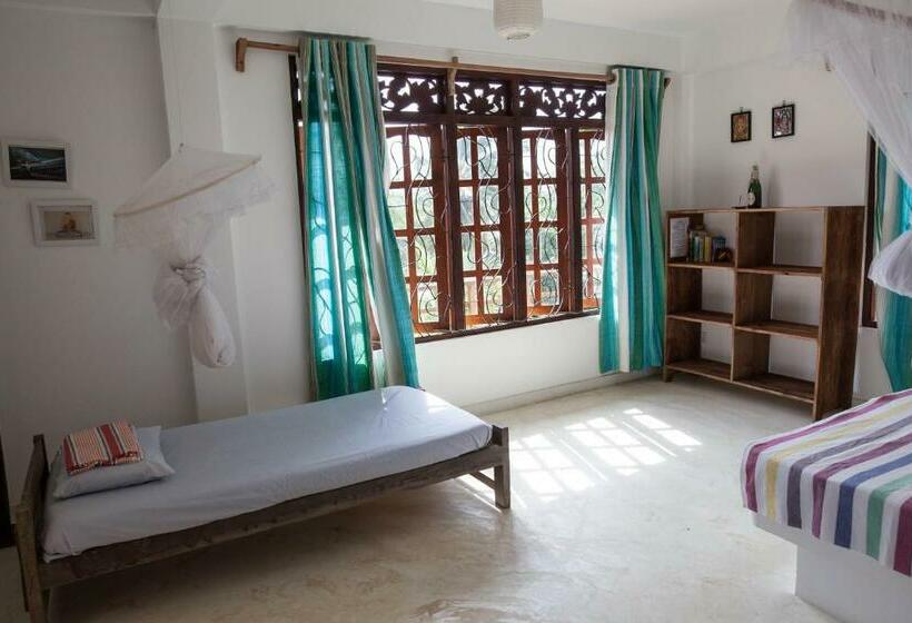 اتاق خانوادگی, East Surf Cabanas