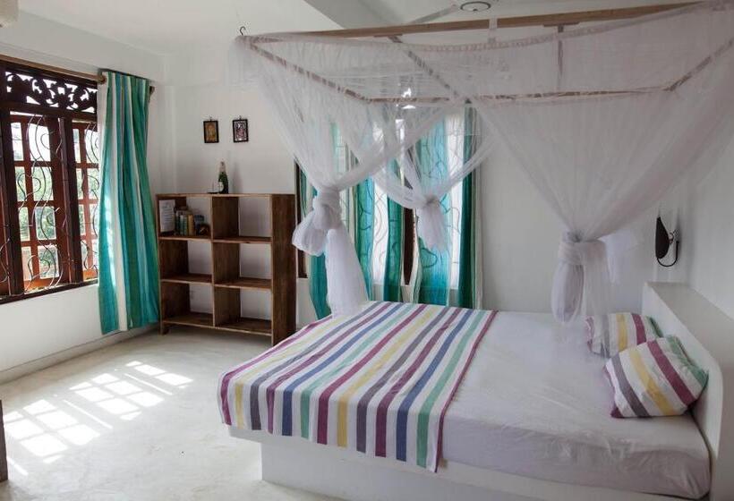 اتاق خانوادگی, East Surf Cabanas