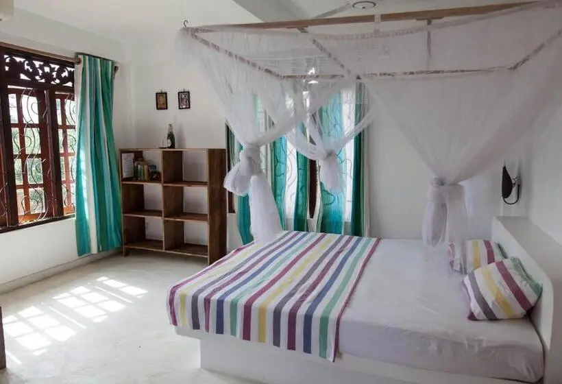 Perhehuone, East Surf Cabanas