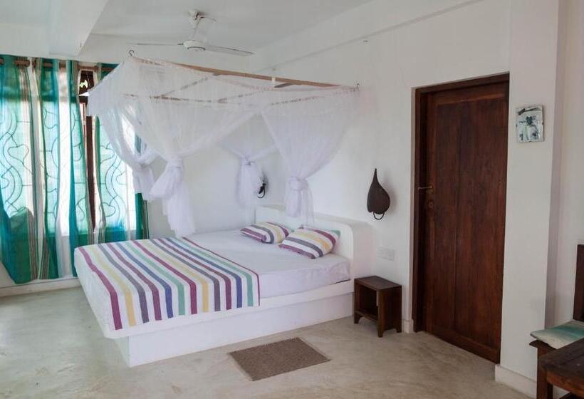 اتاق خانوادگی, East Surf Cabanas