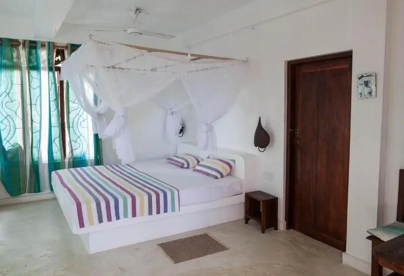 Perhehuone, East Surf Cabanas
