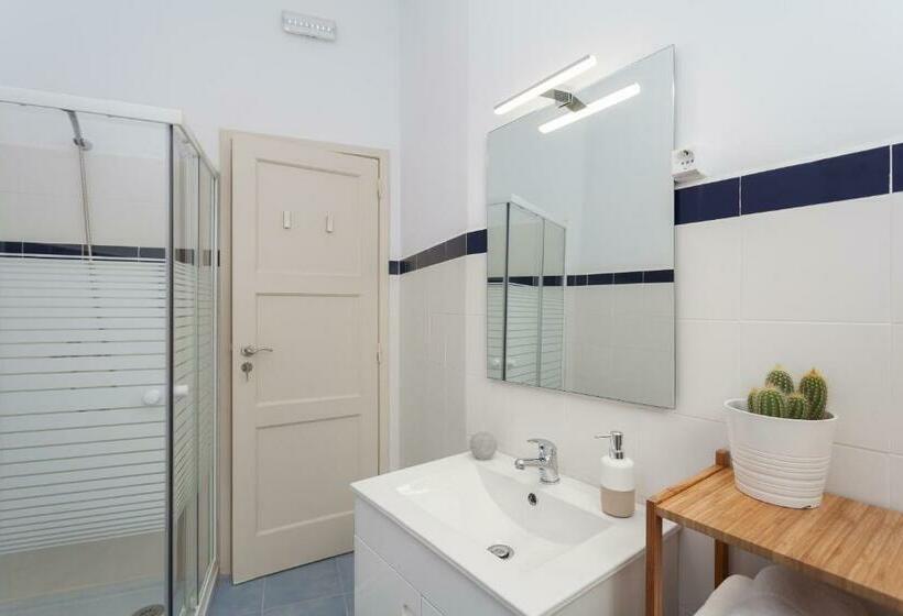 اتاق استاندارد با سرویس بهداشتی مشترک, Mouralua