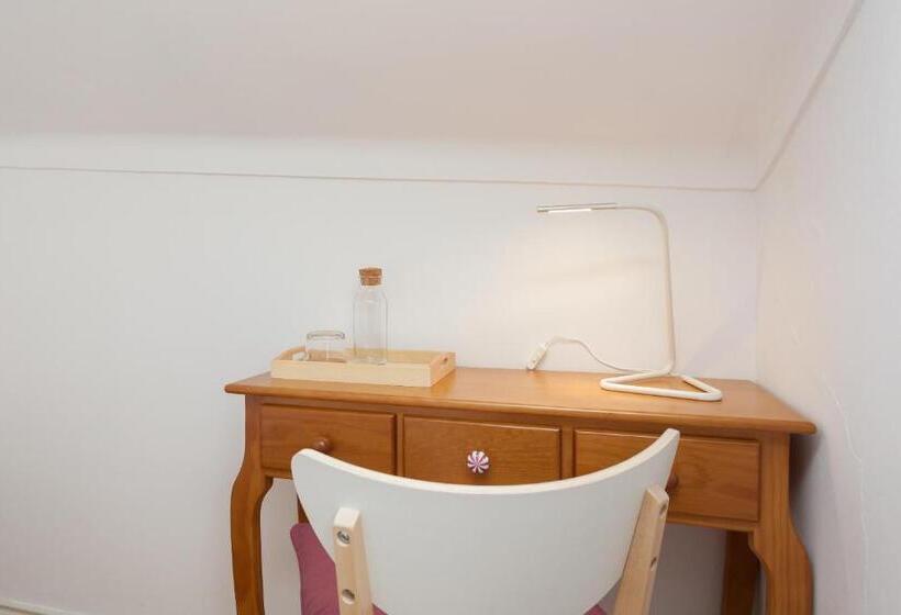 اتاق استاندارد یک تخته با سرویس بهداشتی مشترک, Mouralua