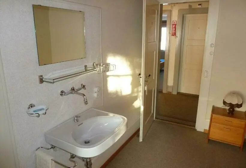 Economy Room Shared Bathroom, Restaurant Sunnmatt