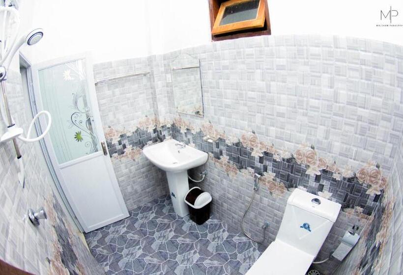 اتاق خانوادگی با چشمانداز کوه, Tea Breeze Motel