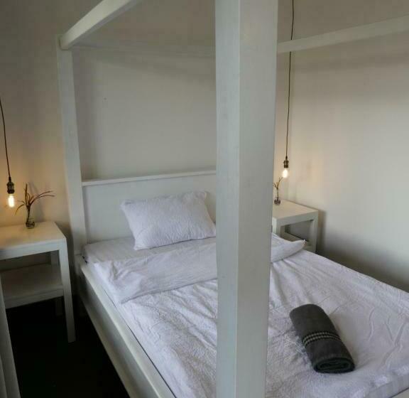 اتاق استاندارد یک نفره, Hakuna Woga Inn