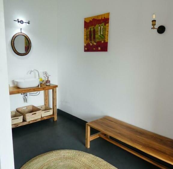 اتاق استاندارد یک نفره, Hakuna Woga Inn