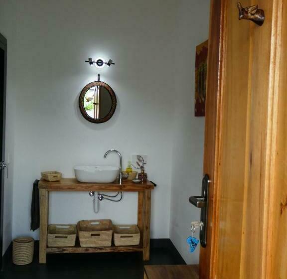 اتاق استاندارد یک نفره, Hakuna Woga Inn