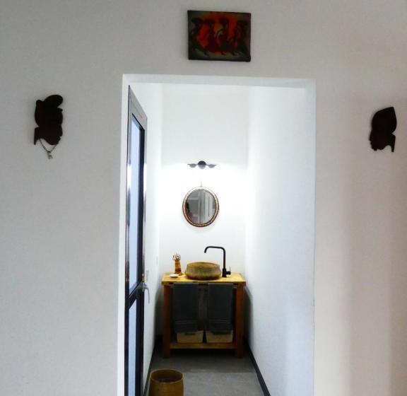 اتاق استاندارد چهار تخته, Hakuna Woga Inn