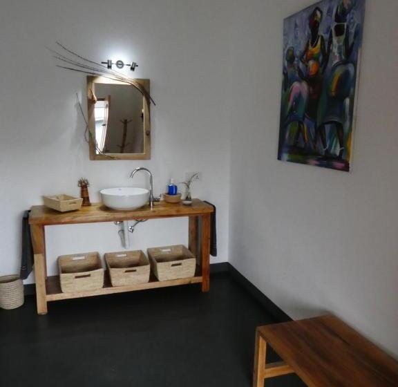 اتاق استاندارد, Hakuna Woga Inn