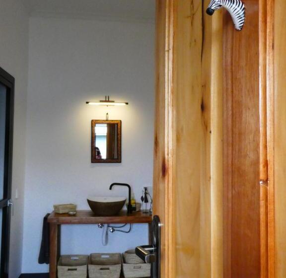 اتاق استاندارد, Hakuna Woga Inn