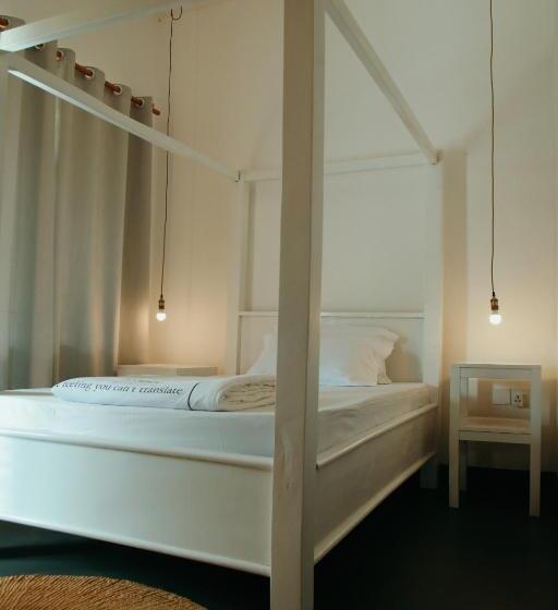 اتاق استاندارد یک نفره, Hakuna Woga Inn