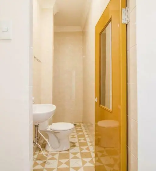 デラックスルーム, Adam Malik Guesthouse Near Regale Icc Medan Mitra Reddoorz