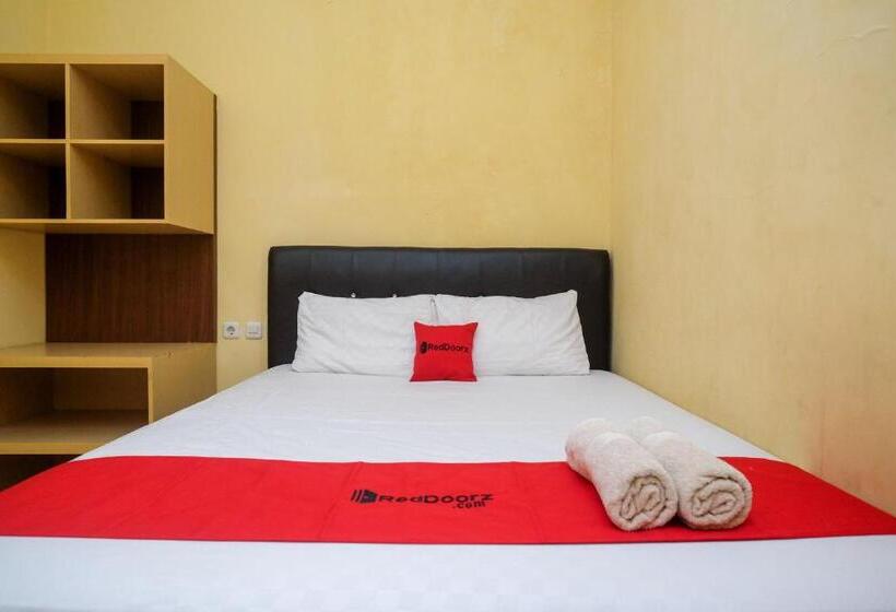 Номер Deluxe, Reddoorz Near Taman Pantai Alam Indah Tegal