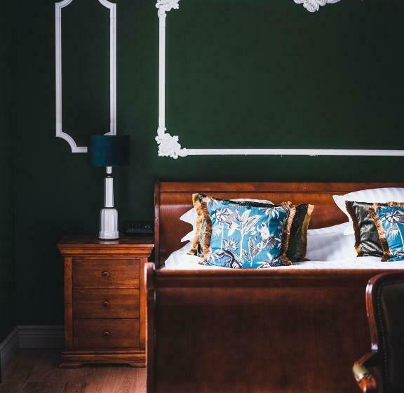 جناح جونيور, Idala Gård