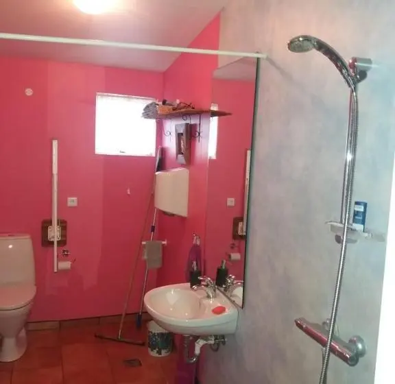 سوئیت خانوادگی اقتصادی, Húsey Hostel & Horsefarm