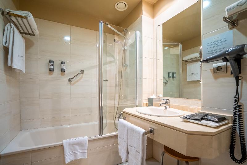 غرفة قياسية, Abba Comillas