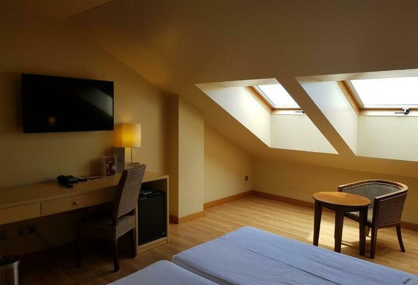 غرفة قياسية, Abba Comillas