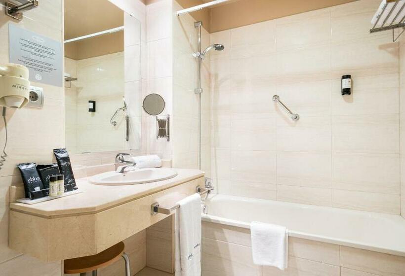 غرفة قياسية ثلاثية, Abba Comillas