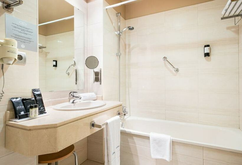 غرفة قياسية مطلّة علي البحر, Abba Comillas