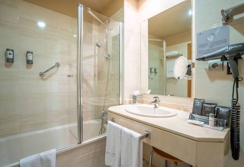 غرفة قياسية مطلّة علي البحر, Abba Comillas