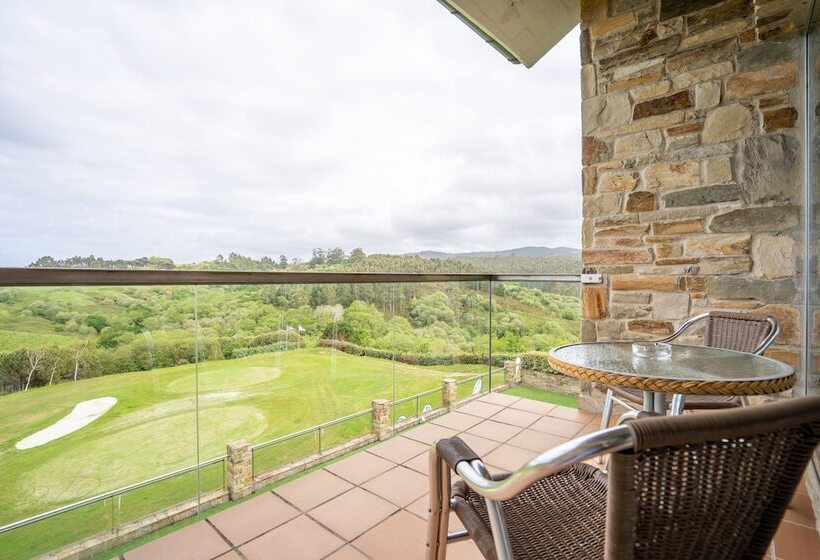 غرفة قياسية مطلّة علي البحر, Abba Comillas