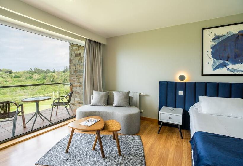 غرفة قياسية مطلّة علي البحر, Abba Comillas