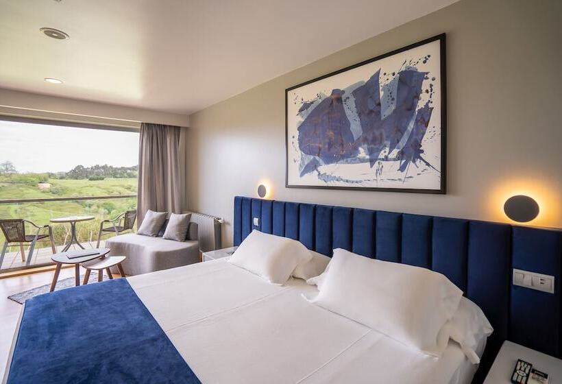 غرفة قياسية مطلّة علي البحر, Abba Comillas