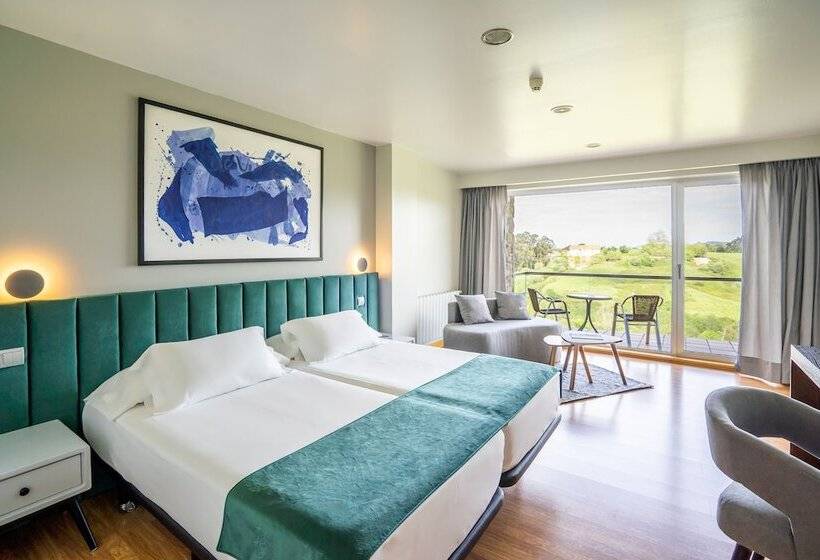 غرفة قياسية مطلّة علي البحر, Abba Comillas