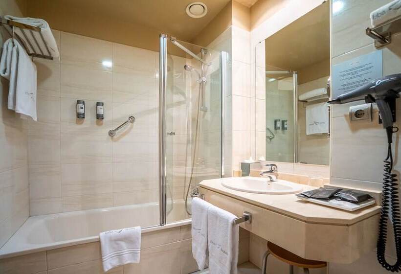 غرفة قياسية ثلاثية, Abba Comillas