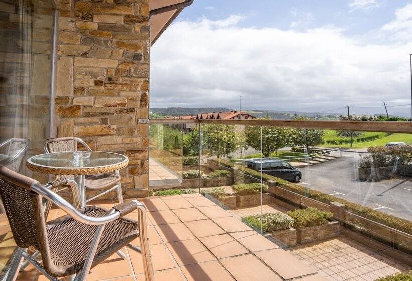 غرفة قياسية ثلاثية, Abba Comillas