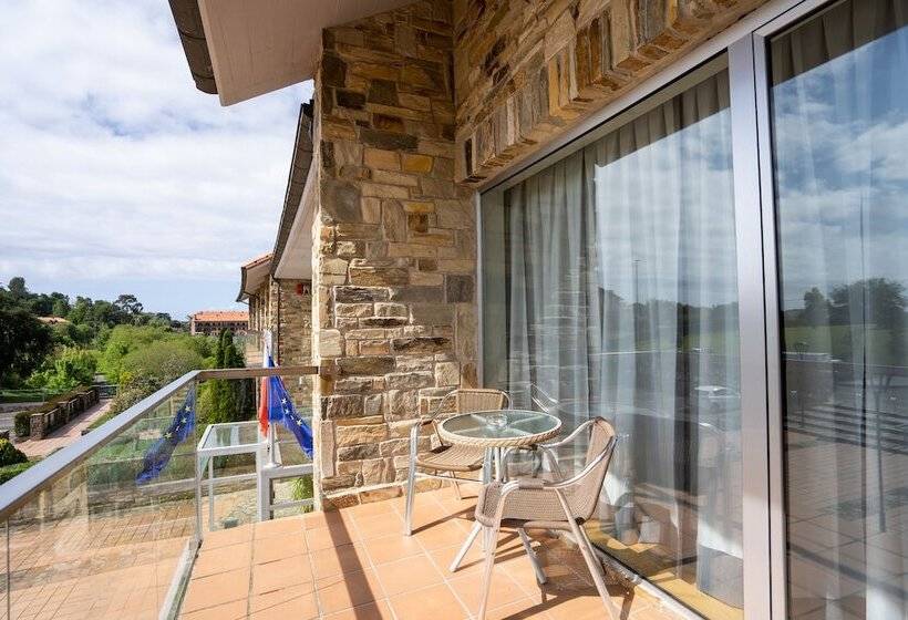 غرفة قياسية ثلاثية, Abba Comillas