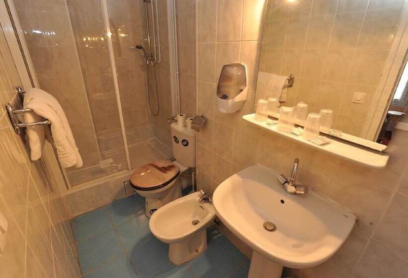 اتاق استاندارد سه نفره, Altona