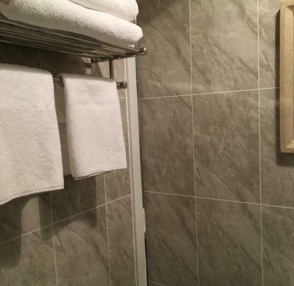 Quarto Familiar, The Ynyscedwyn Arms