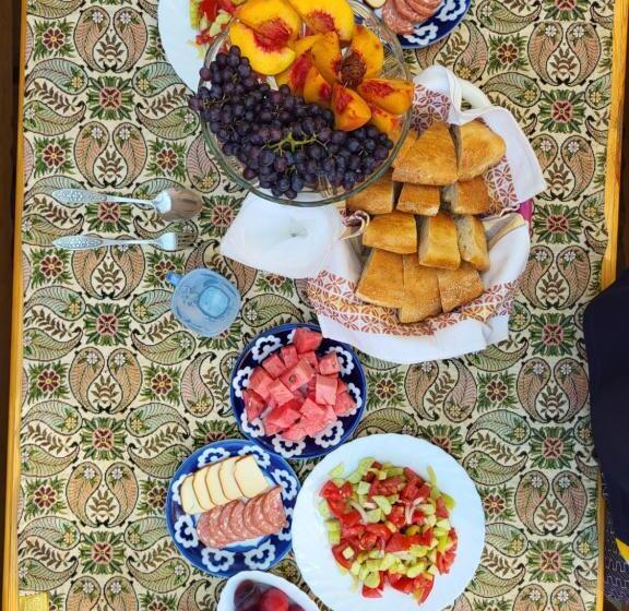 تختخواب در اتاق مشترک, Bobo Haydar Guest House