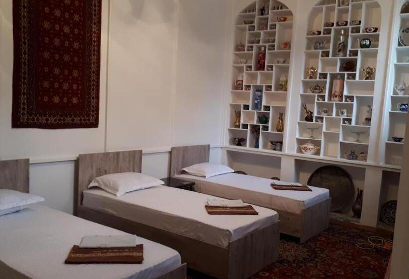 تختخواب در اتاق مشترک, Bobo Haydar Guest House