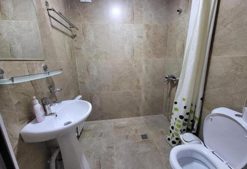 تختخواب در اتاق مشترک, Bobo Haydar Guest House