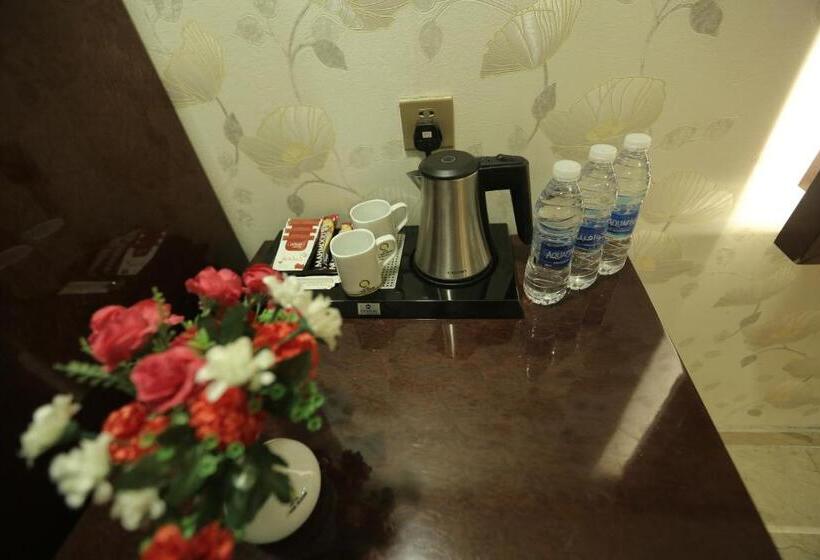 スタンダードトリプルルーム, Qasr Aldur