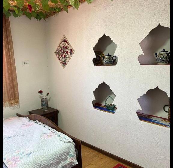 غرفة عائلية, Masturabonu Ravshan