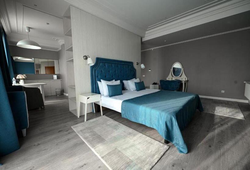 إستديو قياسى مزود بشرفة, Rivoli